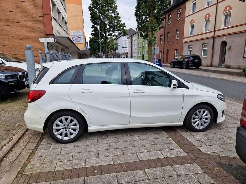 Gebraucht Mercedes B180 109 PS (80 kW) 2017 Weiß Van / Kleinbus