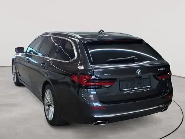 Gebraucht BMW 520 Luxury Line 190 PS (139 kW) 2023 Sophistograu brillanteffekt metallic Kombi