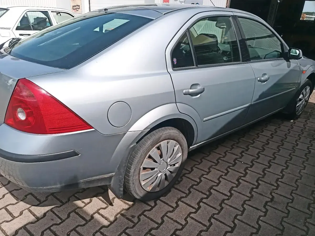 Gebraucht Ford Mondeo 150 PS (110 kW) 2003 Silber Limousine