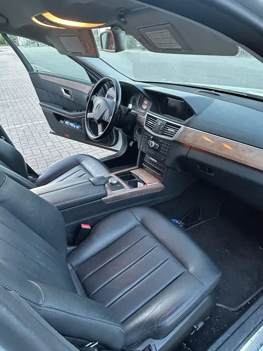 Gebraucht Mercedes E250 Elegance 204 PS (150 kW) 2011 Silber Limousine