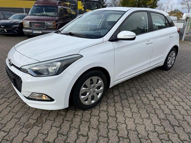 Weiß Gebraucht 2016 Hyundai i20 Classic Limousine | 6.299 € (Fairer Preis) - Bild 1/4