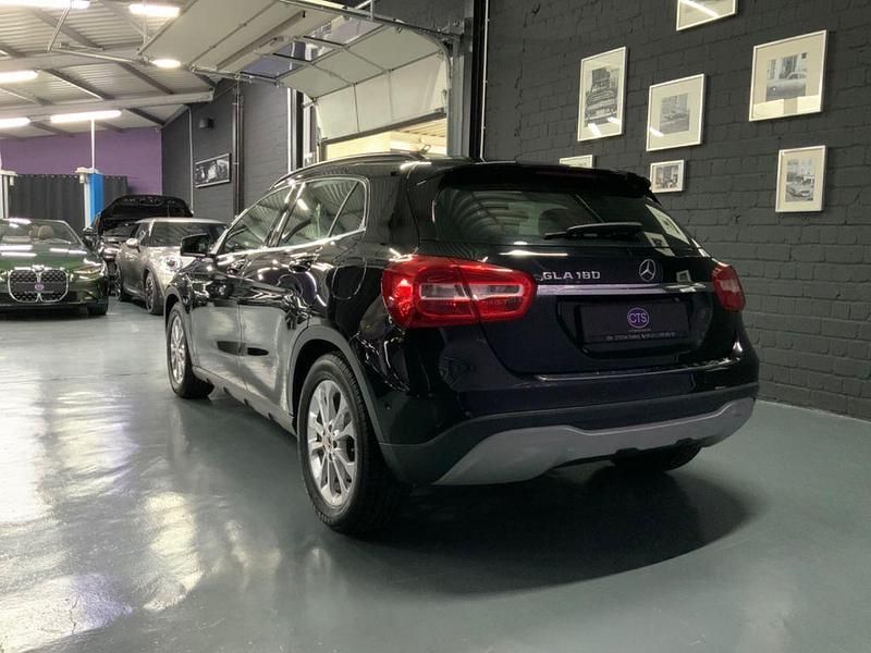 Gebraucht Mercedes GLA180 Business 122 PS (89 kW) 2019 Schwarz SUV