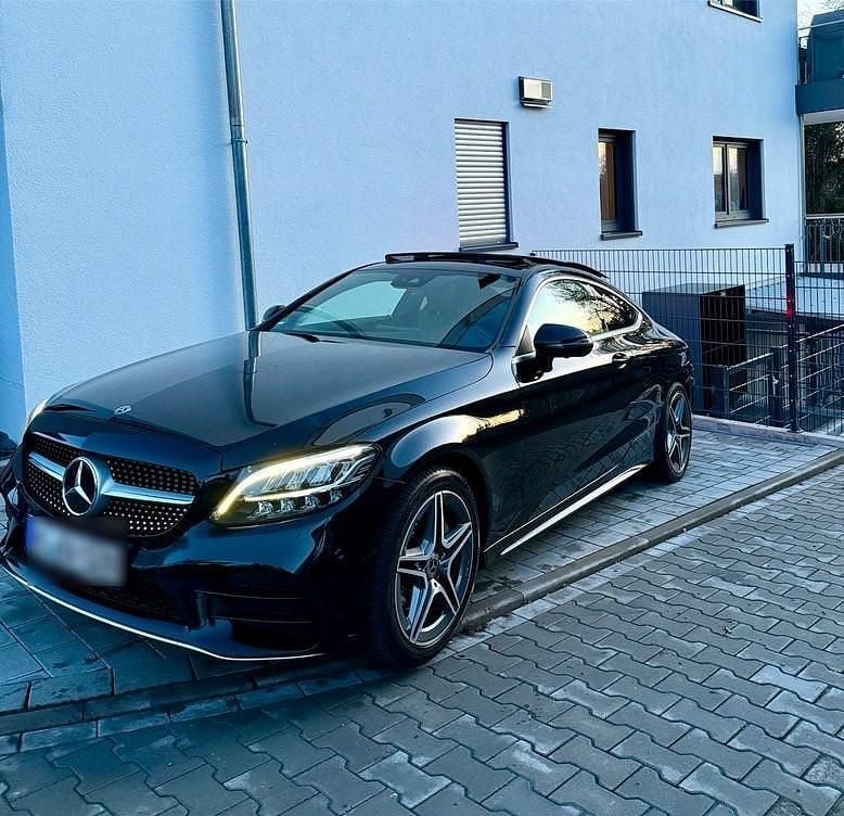 Schwarz Gebraucht 2018 Mercedes C200 AMG line Coupé | 29.000 € (Teuer) - Bild 1/4