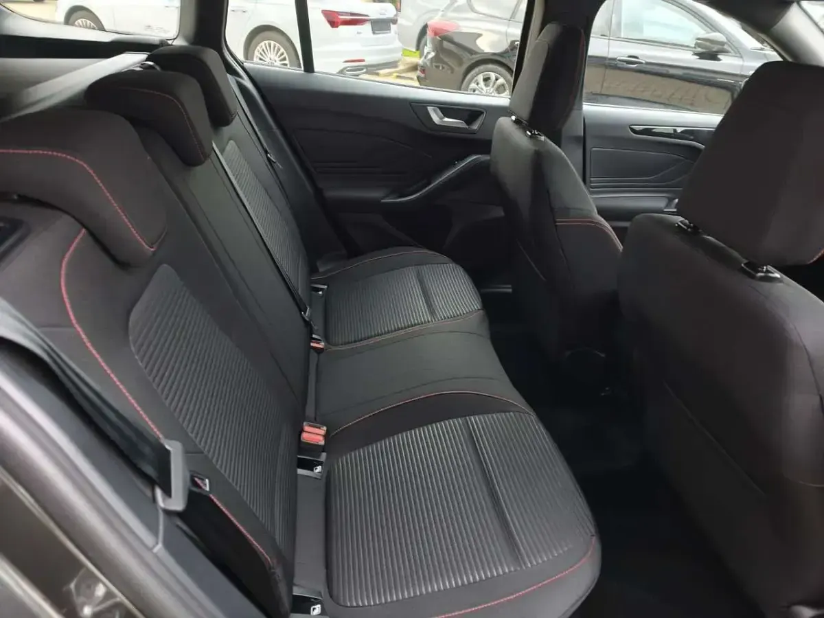 Ny Ford Focus ST-Line 116 HK (85 kW) 2025 Grå Stationcar