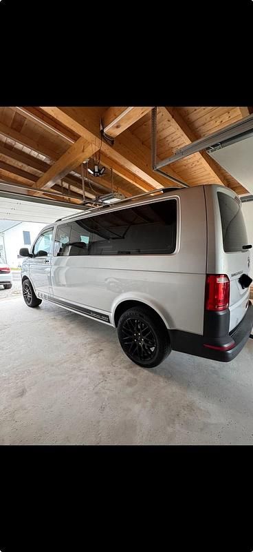 Silber Gebraucht 2018 VW Caravelle Van / Kleinbus | 21.900 € (Fairer Preis) - Bild 1/4