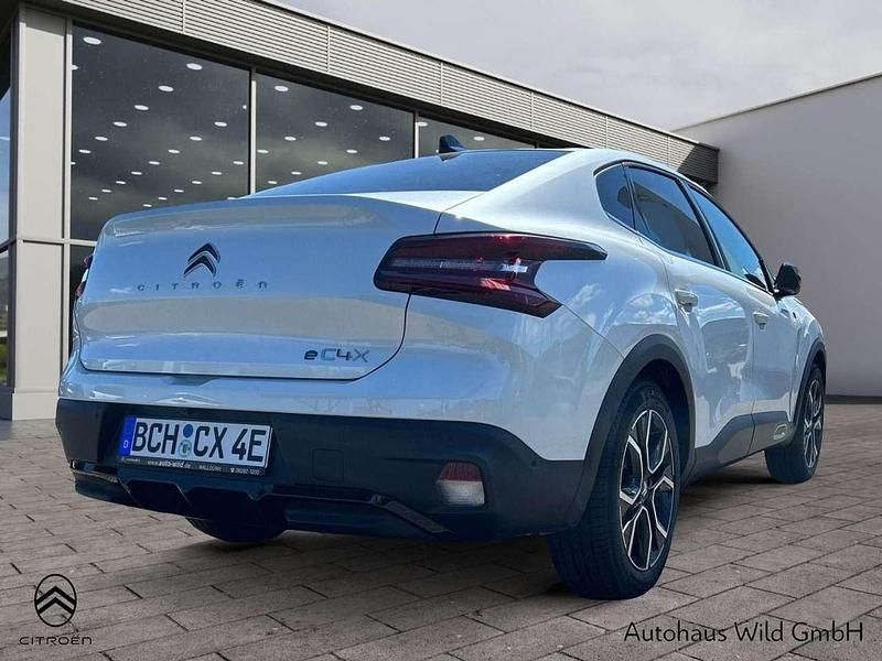 Gebraucht Citroën e-C4 Shine 100 kW (136 PS) 2023 Perlmuttweiss/perlm Limousine