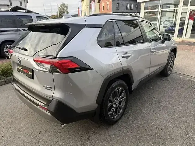 Gebraucht Toyota RAV4 Hybrid 222 PS (163 kW) 2022 Hell silber (metallic) SUV