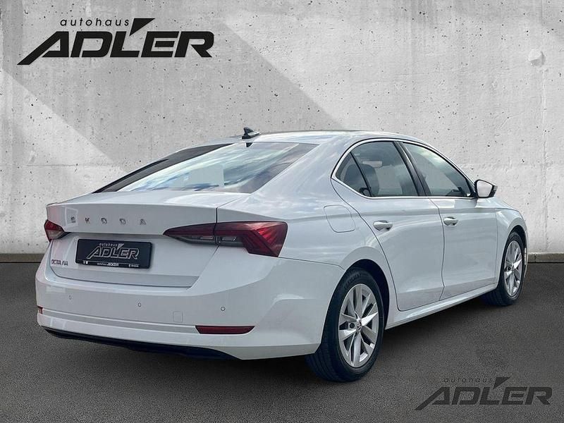 Second-hand Skoda Octavia Style 116 CP (85 kW) 2023 Alb Berlinǎ