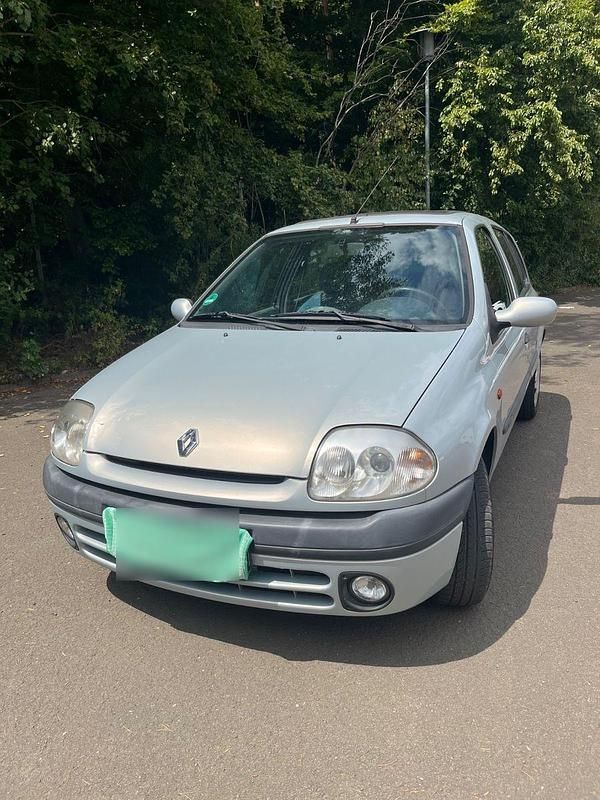 Grau Gebraucht 2000 Renault Clio II Limousine | 1.000 € (Fairer Preis) - Bild 1/4