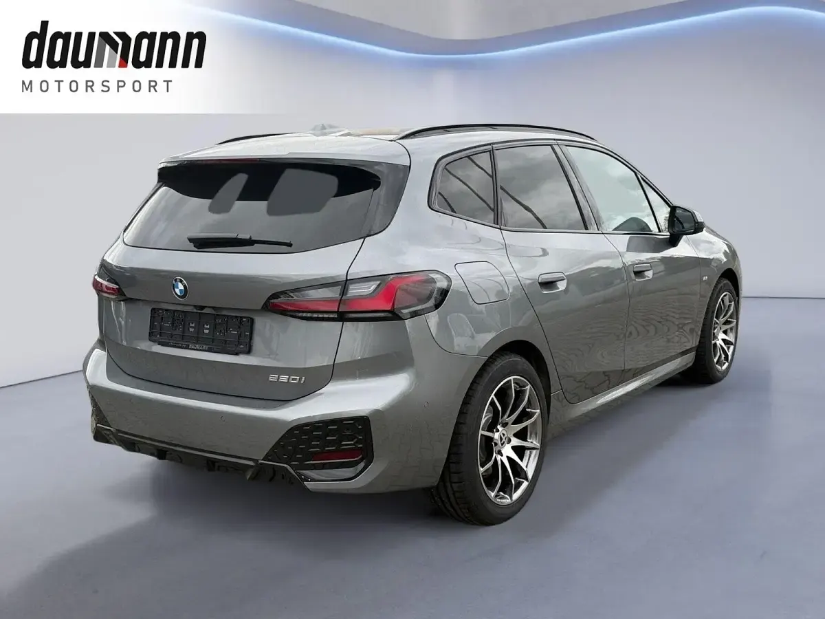 Gebraucht BMW 220 Active Tourer M Sport 170 PS (125 kW) 2025 Grau Van / Kleinbus