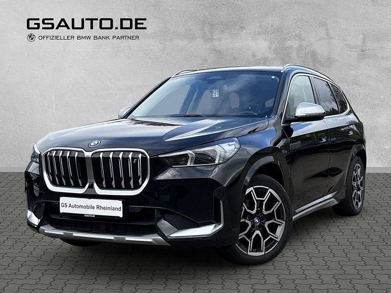 Black sapphire metallic (schwarz) Gebraucht 2023 BMW iX1 Comfort Edition SUV | 37.485 € (Fairer Preis) - Bild 1/3