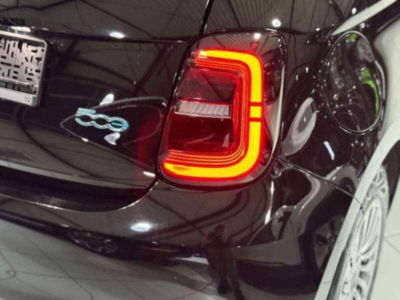 Onyx schwarz) (schwarz Gebraucht 2022 Fiat 500e Action Kleinwagen | 13.900 € (Fairer Preis) - Bild 1/2
