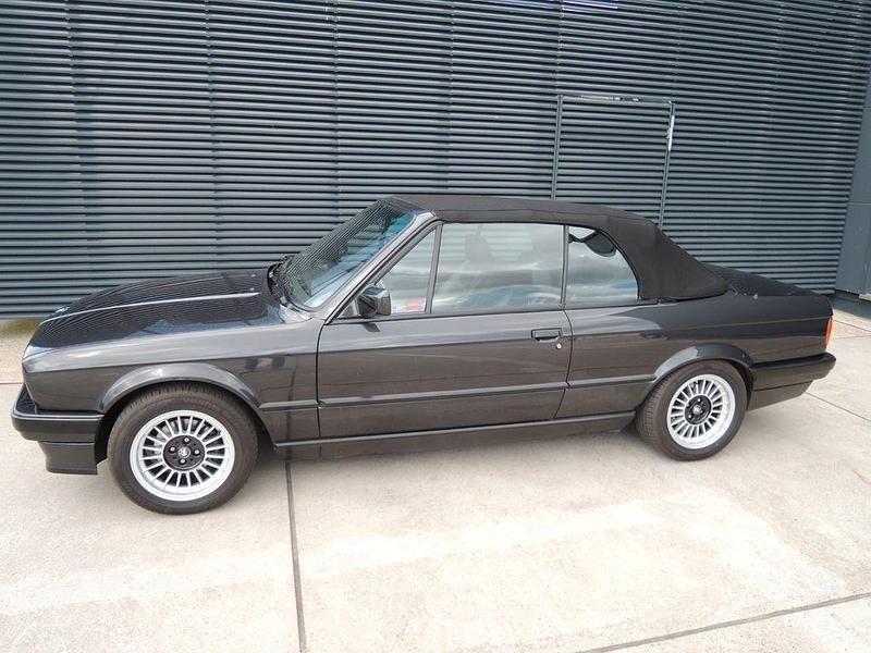 Schwarz Gebraucht 1992 BMW 318 Cabriolet Shadowline Cabrio | 16.500 € - Bild 1/4