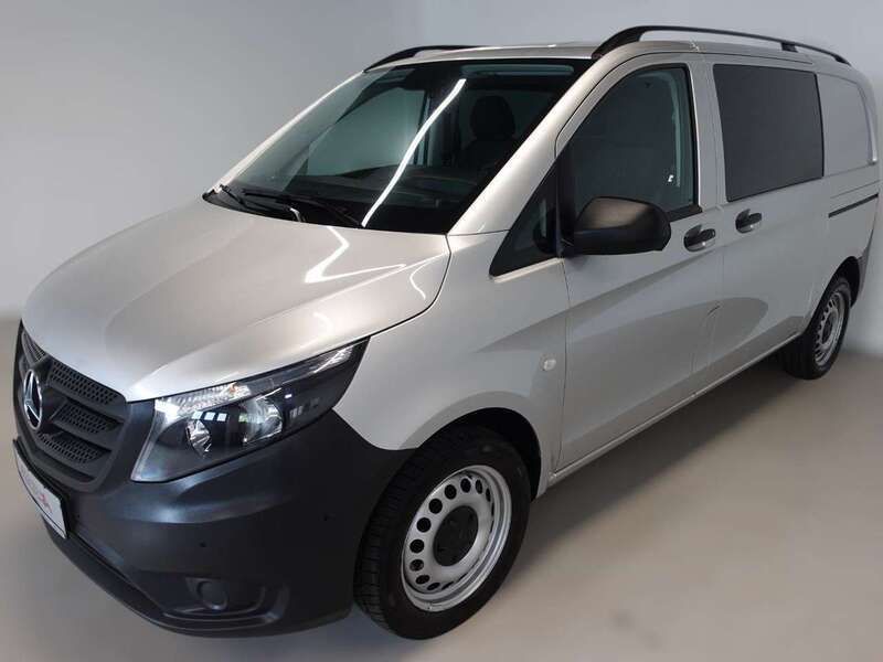 Brillantsilber metallic Gebraucht 2021 Mercedes Vito Van / Kleinbus | 27.990 € (Guter Preis) - Bild 1/4