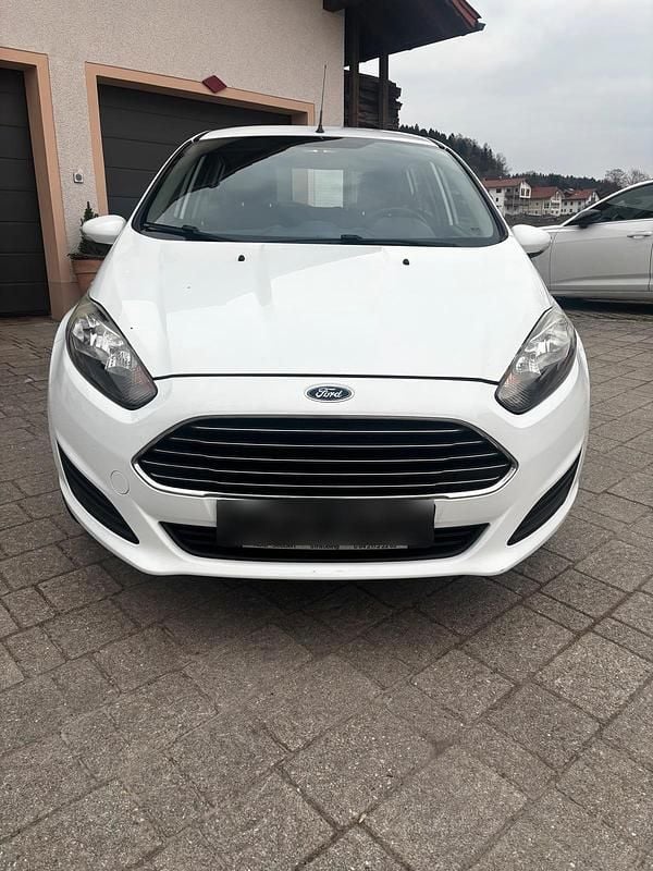 Gebraucht Ford Fiesta 80 PS (58 kW) 2015 Weiß Kleinwagen