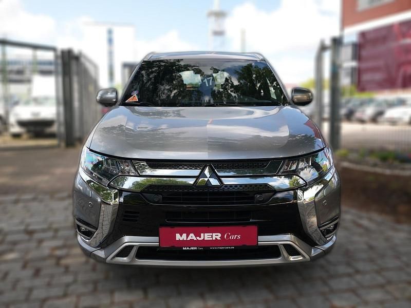 Grau metallic Gebraucht 2019 Mitsubishi Outlander P-HEV | 21.580 € (Etwas zu teuer) - Bild 1/4