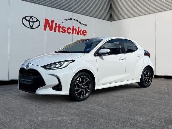 Gebraucht Toyota Yaris Basis 72 PS (52 kW) 2020 Schneeweiß Limousine
