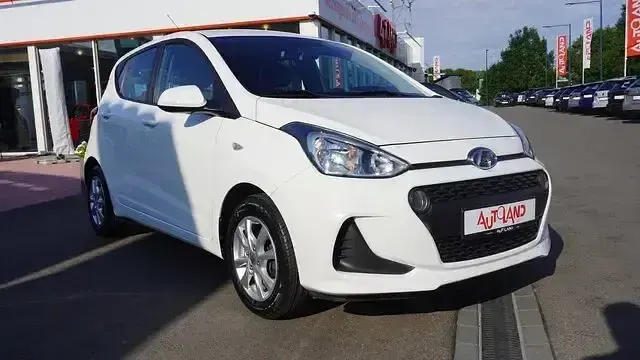 Gebraucht Hyundai i10 Trend 67 PS (49 kW) 2019 Weiß Kleinwagen