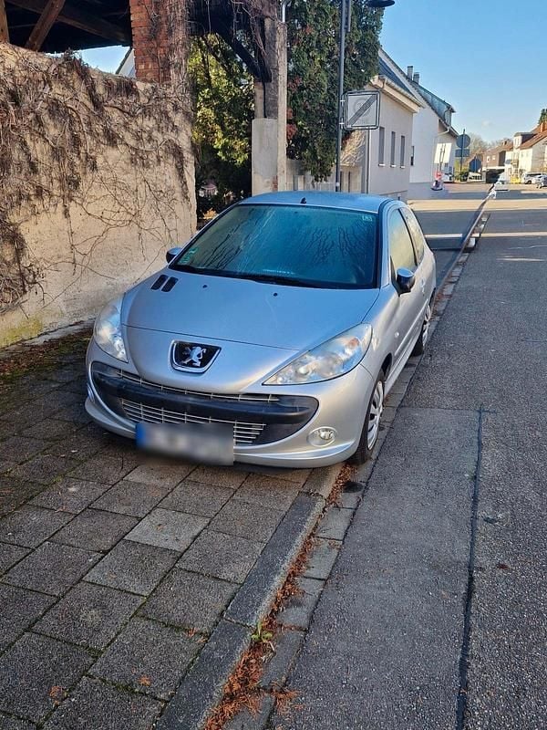 Gebraucht Peugeot 206+ 75 PS (55 kW) 2010 Silber Kleinwagen