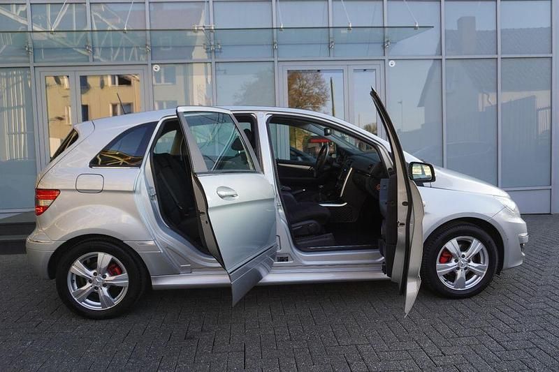 Gebraucht Mercedes B150 95 PS (69 kW) 2009 Silber Van / Kleinbus