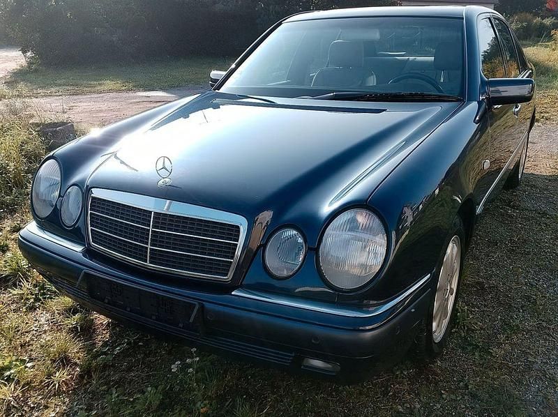 Blau Gebraucht 1998 Mercedes E320 Elegance Limousine | 8.600 € (Teuer) - Bild 1/4