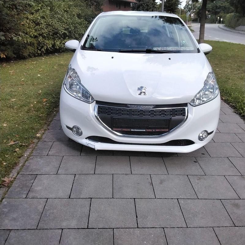 Weiß Gebraucht 2013 Peugeot 208 Sport Kleinwagen | 3.290 € (Superpreis) - Bild 1/4