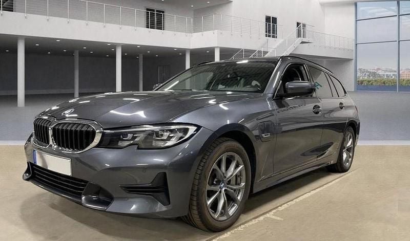 Grau Gebraucht 2022 BMW 330e Sport Line Limousine | 28.885 € (Fairer Preis) - Bild 1/4
