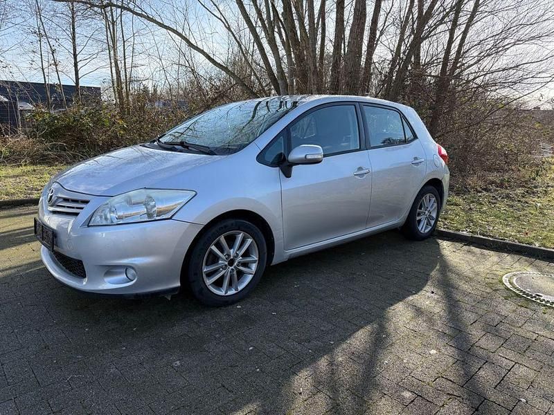 Gebraucht Toyota Auris Life 90 PS (66 kW) 2010 Silber Kleinwagen