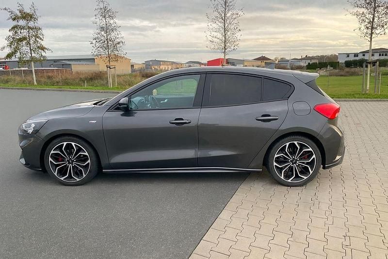 Grau Gebraucht 2018 Ford Focus ST-Line Limousine | 13.000 € (Etwas zu teuer) - Bild 1/4
