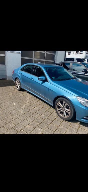 Gebraucht Mercedes E220 170 PS (125 kW) 2011 Blau Limousine