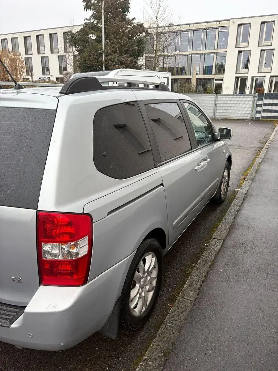 Gebraucht Kia Carnival LX 185 PS (136 kW) 2009 Silber Van / Kleinbus