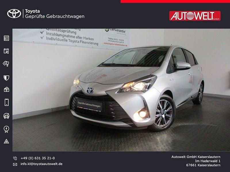 Platinsilber metallic Gebraucht 2020 Toyota Yaris Hybrid Connect Style Limousine | 16.470 € (Fairer Preis) - Bild 1/4