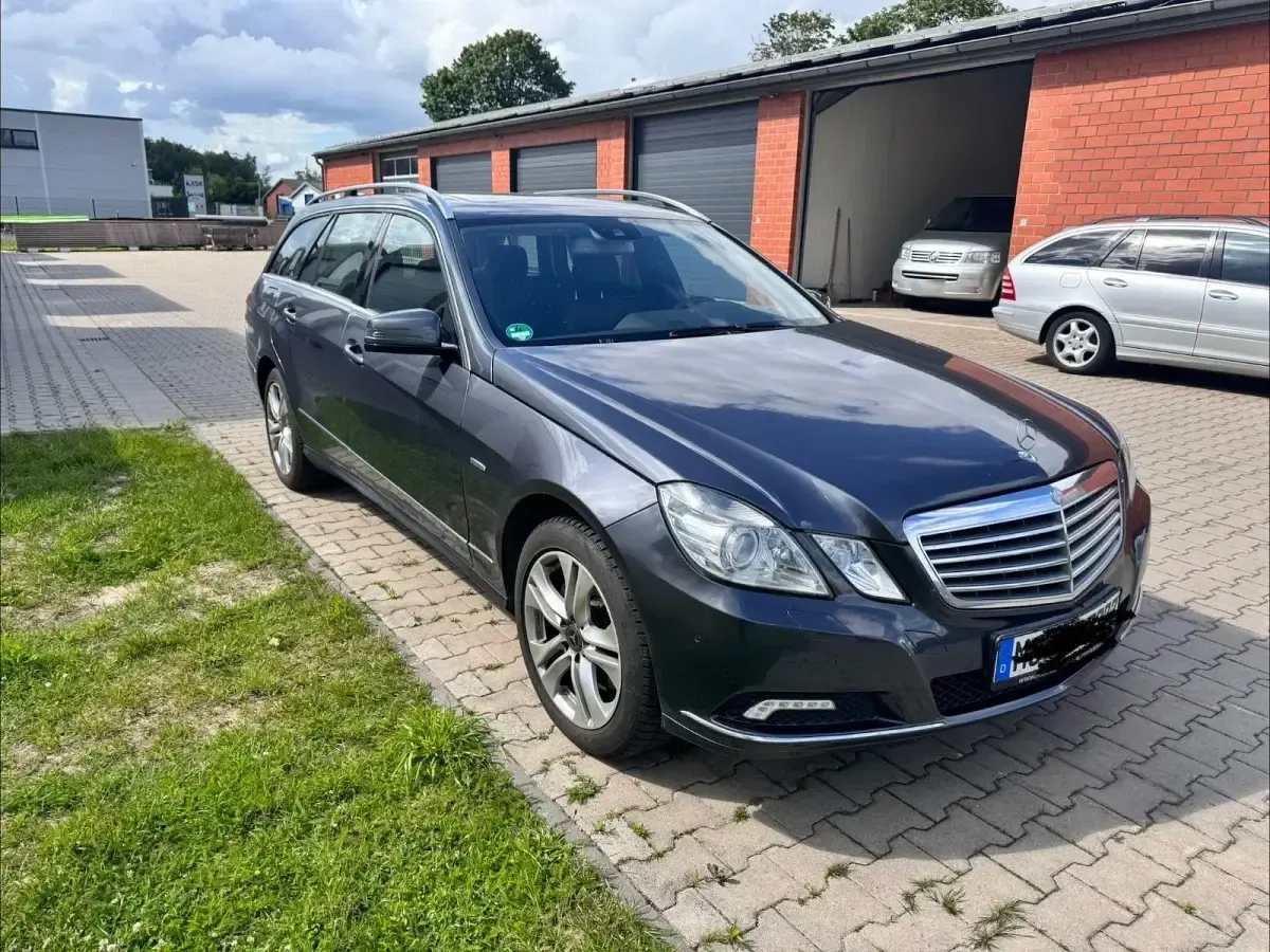 Gebraucht Mercedes E250 Elegance 204 PS (150 kW) 2010 Grau Limousine