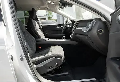 Gebraucht Volvo XC60 Momentum 197 PS (144 kW) 2022 Ice white SUV