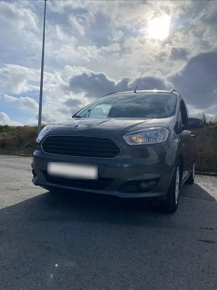Gebraucht Ford Tourneo Courier Titanium 101 PS (74 kW) 2017 Grau Van / Kleinbus