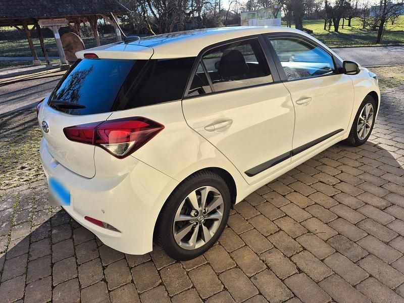 Gebraucht Hyundai i20 Intro Edition 101 PS (74 kW) 2015 Weiß Kleinwagen
