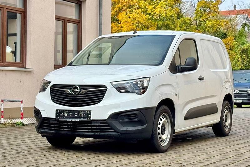 Weiß Gebraucht 2021 Opel Combo Selection Van / Kleinbus | 8.890 € - Bild 1/4
