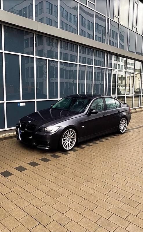 Grau Gebraucht 2005 BMW 325 Basis Limousine | 7.190 € - Bild 1/4