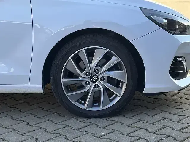 Gebraucht Hyundai i30 Style 140 PS (102 kW) 2019 Weiß Limousine