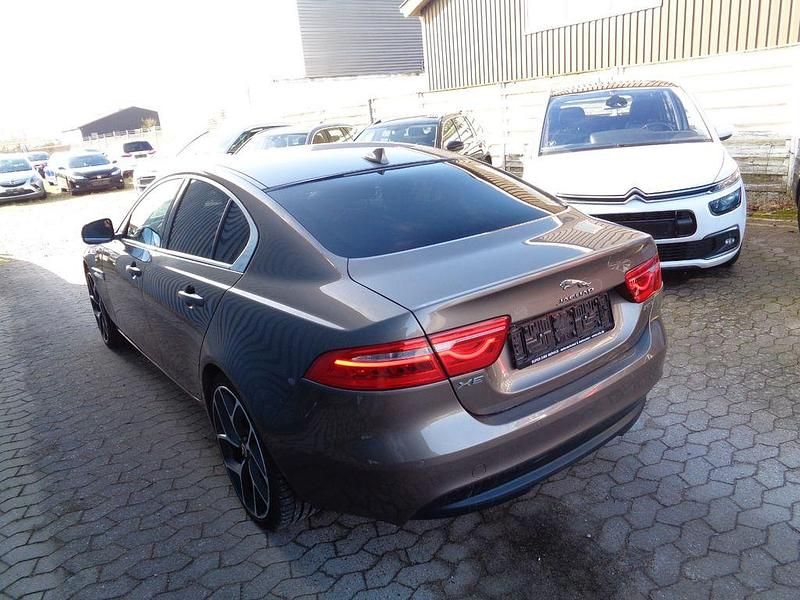 Gebraucht Jaguar XE Pure 200 PS (147 kW) 2015 Grau Limousine