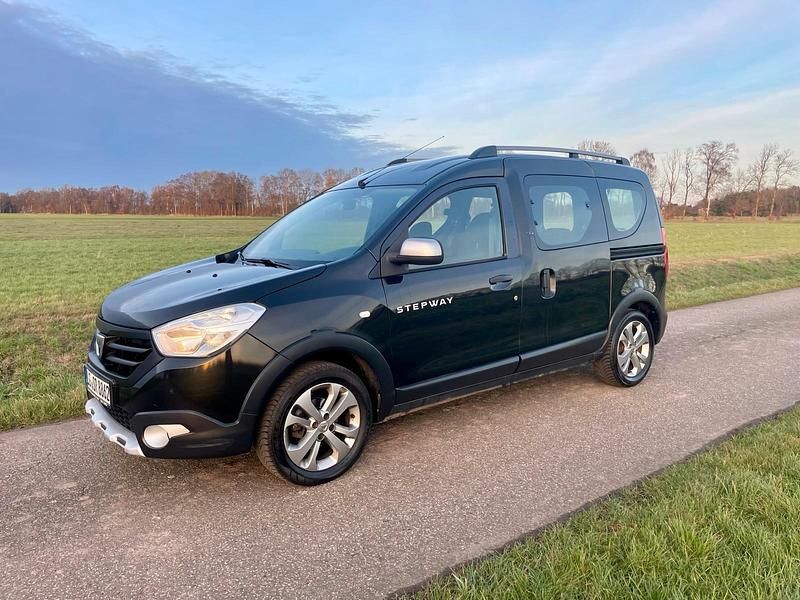 Schwarz Gebraucht 2016 Dacia Dokker Stepway Van / Kleinbus | 8.300 € (Fairer Preis) - Bild 1/4
