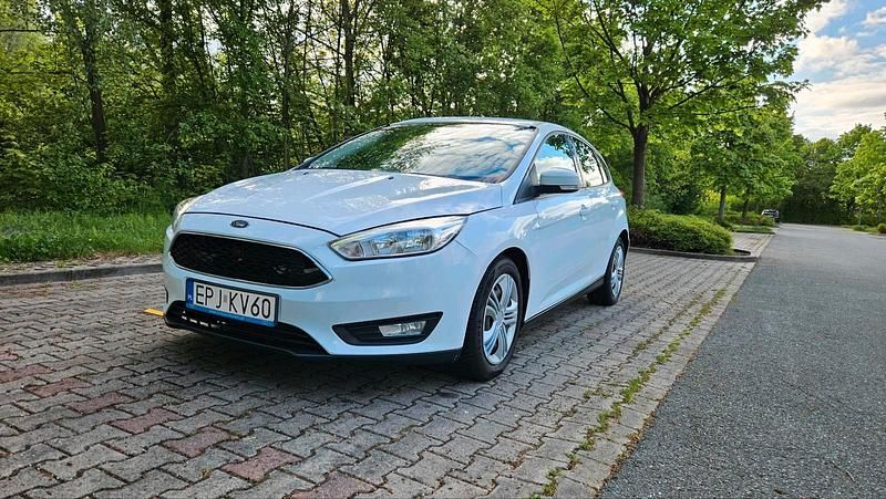 Weiß Gebraucht 2016 Ford Focus Kleinwagen | 5.500 € (Superpreis) - Bild 1/4