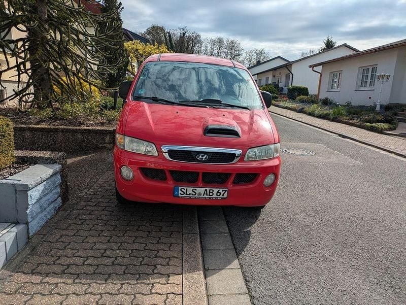 Second-hand Hyundai H-1 140 CP (102 kW) 2007 Roșu Monovolum