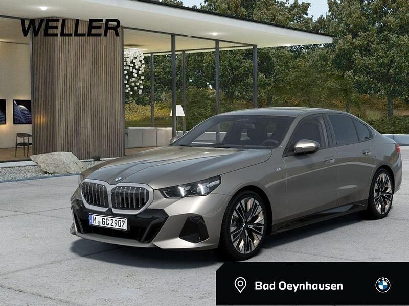 Oxidgraumetallic (grau) Gebraucht 2025 BMW 520 M Sport Limousine | 49.945 € (Superpreis) - Bild 1/4