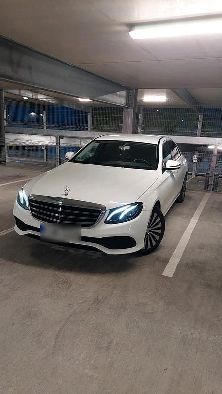Weiß Gebraucht 2016 Mercedes E220 Limousine | 22.000 € (Guter Preis) - Bild 1/4