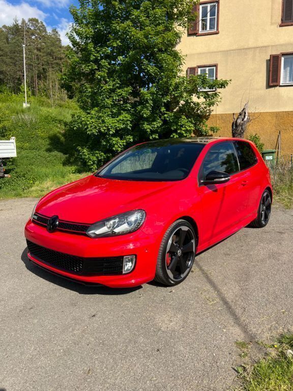 Rot Gebraucht 2011 VW Golf VI Edition Limousine | 11.699 € (Fairer Preis) - Bild 1/4
