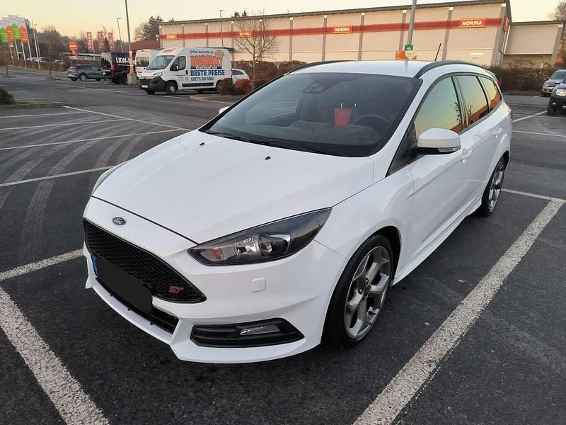 Weiß Gebraucht 2018 Ford Focus Sport Kombi | 15.700 € (Superpreis) - Bild 1/4