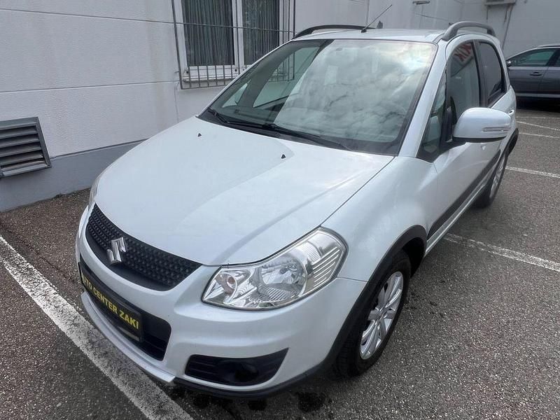 Weiß Gebraucht 2012 Suzuki SX4 Limousine | 3.900 € (Fairer Preis) - Bild 1/4