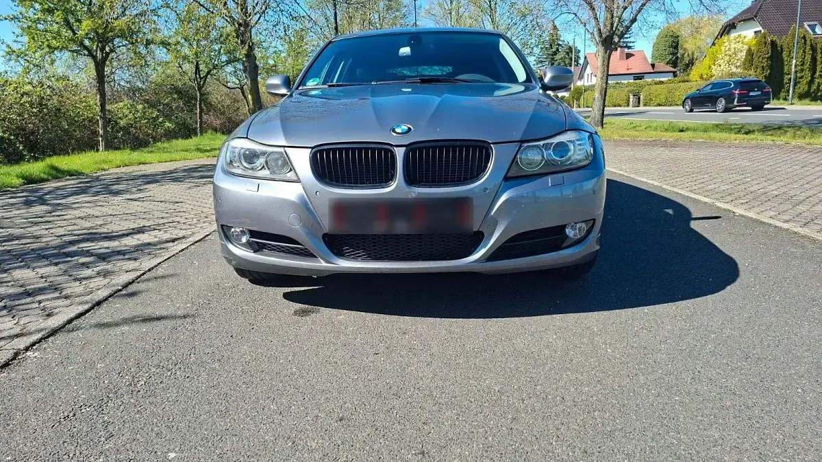 Gebraucht BMW 318 143 PS (105 kW) 2011 Grau Kombi