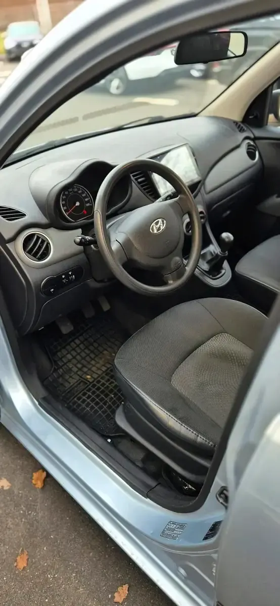 Gebraucht Hyundai i10 69 PS (50 kW) 2012 Grau Kleinwagen